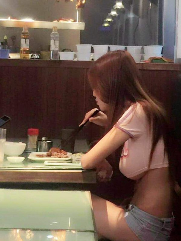 Обычная китайская девушка зашла в кафе поесть курицы