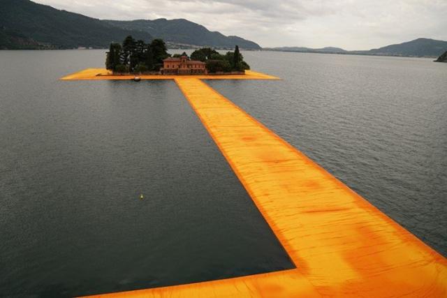 Инсталляция плавающей дороги на озере в Италии