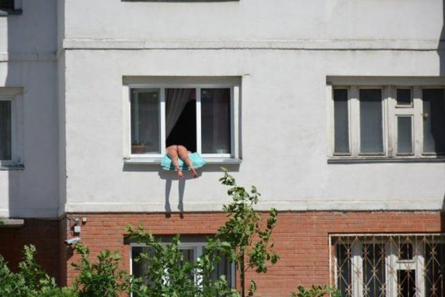 Жители Новосибирска жалуются на женщину, загорающую обнаженной на подоконнике своей квартиры