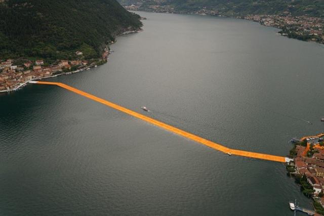 Инсталляция плавающей дороги на озере в Италии