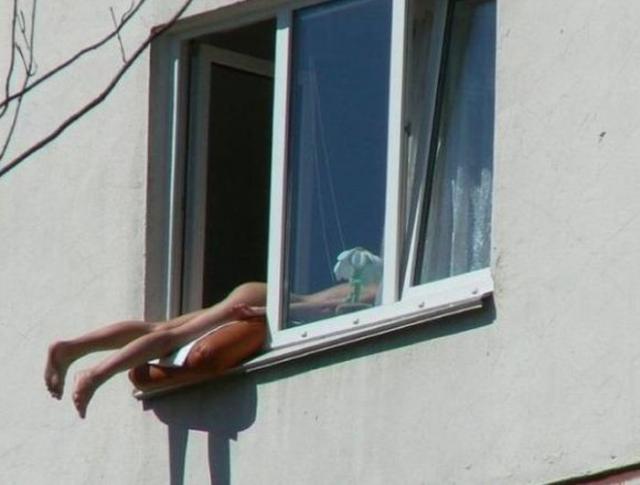 Жители Новосибирска жалуются на женщину, загорающую обнаженной на подоконнике своей квартиры