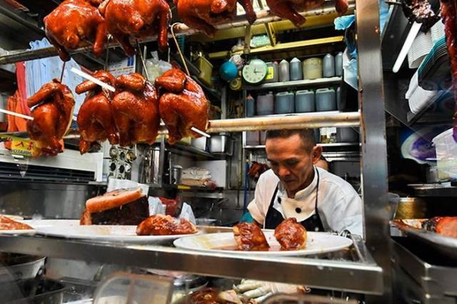 Торговец уличной едой из Сингапура получил звезду Michelin