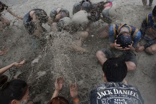 Фестиваль купания в грязи в Южной Корее