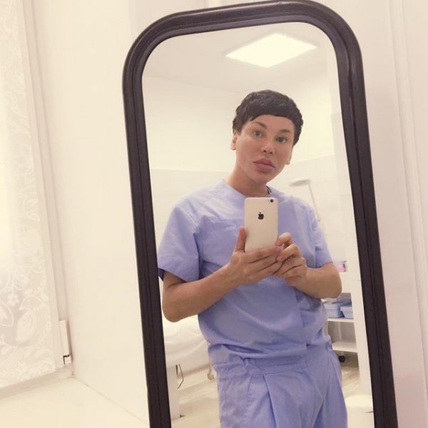 Успешный пластический хирург из Москвы похож на бабу в запое