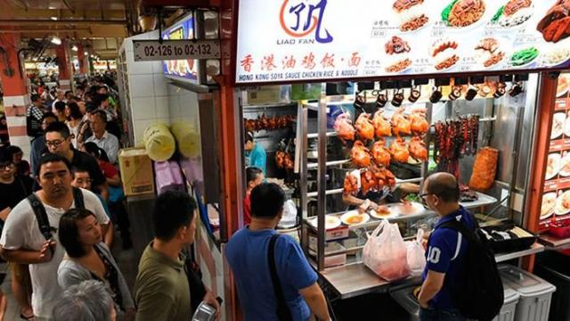 Торговец уличной едой из Сингапура получил звезду Michelin