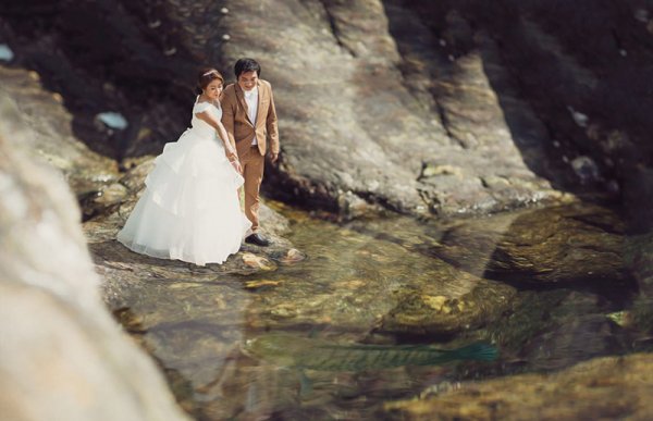 Свадебный фотограф превращает молодых в лилипутов