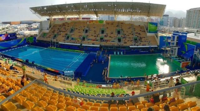 Олимпийцам пришлось прыгать в бассейн с ярко-зеленой водой