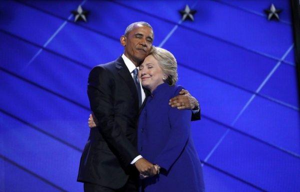 Фотожабы на объятия Обамы и Клинтон взорвали соцсети