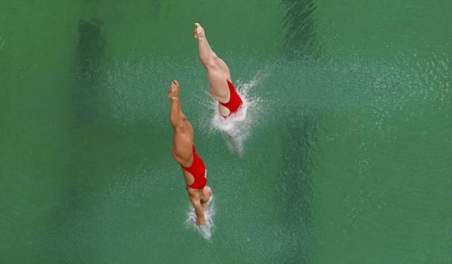 Олимпийцам пришлось прыгать в бассейн с ярко-зеленой водой