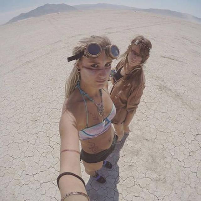 Девушки с фестиваля Burning Man