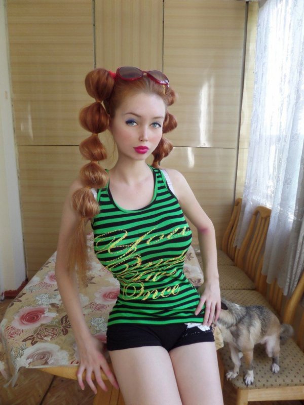 Живая Барби из России: девушка с большой грудью и тонкой талией