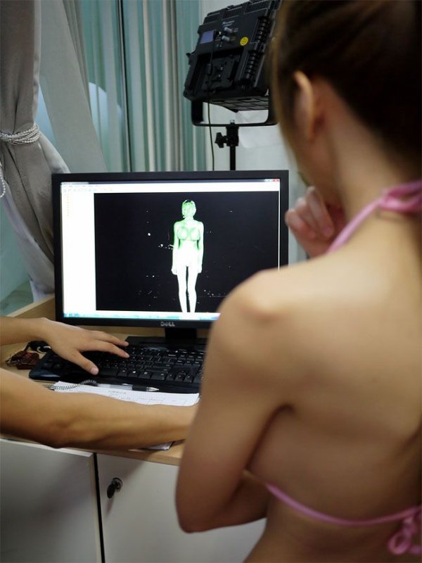 Секси-киборг - китайская любительница высоких технологий с нереальной фигурой и острым умом