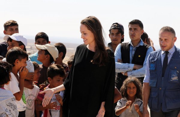 Анжелина Джоли спровоцировала скандал, навестив детей-беженцев без нижнего белья