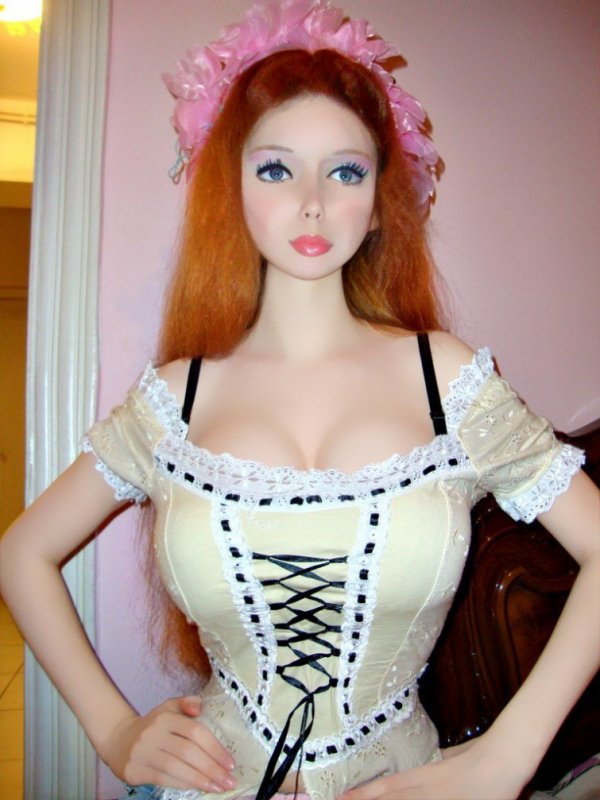 Живая Барби из России: девушка с большой грудью и тонкой талией
