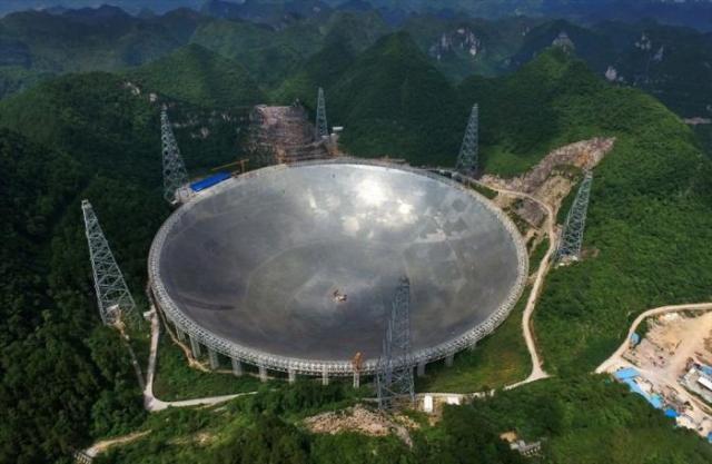 В Китае запущен в эксплуатацию самый большой в мире радиотелескоп