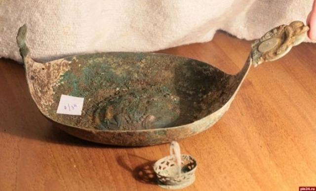 В Пскове обнаружили клад с монетами и орденами XV - XX века