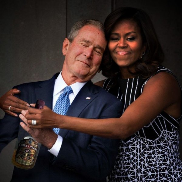 Фотошоп-битва дня: объятия Мишель Обамы и Джоржда Буша
