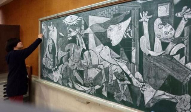 Учитель рисует удивительные рисунки мелом на доске