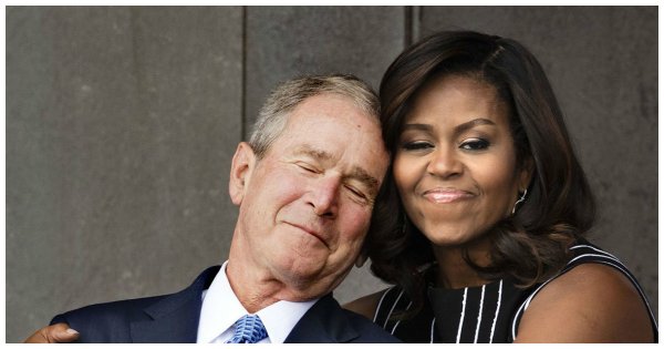 Фотошоп-битва дня: объятия Мишель Обамы и Джоржда Буша