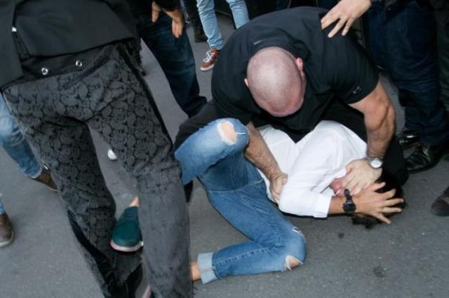 Украинский пранкер и журналист поцеловал ягодицы Ким Кардашьян