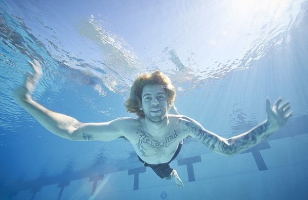 Спустя 25 лет "младенец" с обложки альбома Nirvana снова окунулся в бассейн