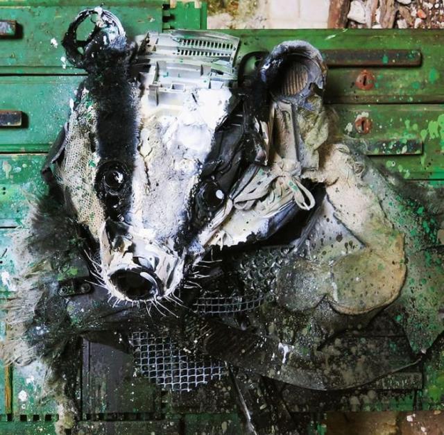 Скульптуры животных из мусора и хлама