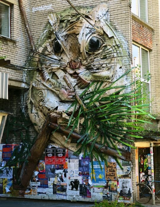 Скульптуры животных из мусора и хлама