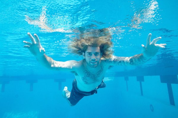 Спустя 25 лет "младенец" с обложки альбома Nirvana снова окунулся в бассейн