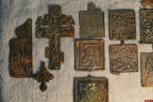 В Пскове обнаружили клад с монетами и орденами XV - XX века
