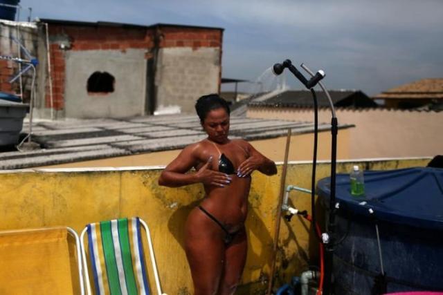 Бикини из изоленты стали новым трендом в Бразилии