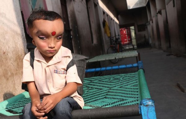 Индийцы поклоняются мальчику с огромной головой и считают его реинкарнацией Ганеши
