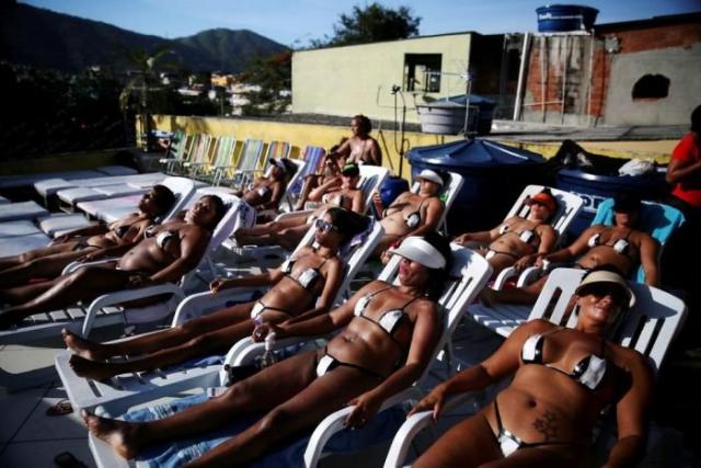 Бикини из изоленты стали новым трендом в Бразилии