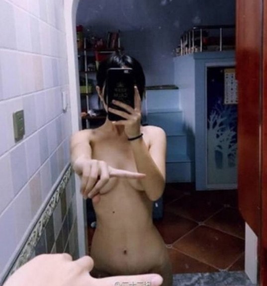Новый флешмоб: японки выкладывают голые селфи, прикрыв причинные места одним пальцем