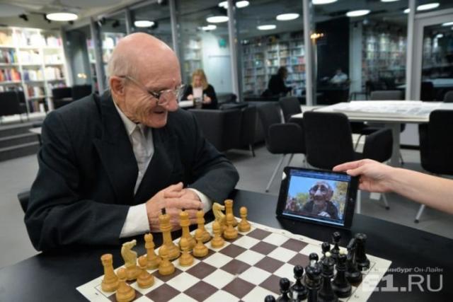 В Екатеринбурге живёт двойник дедушки-шахматиста из мультфильма студии Pixar