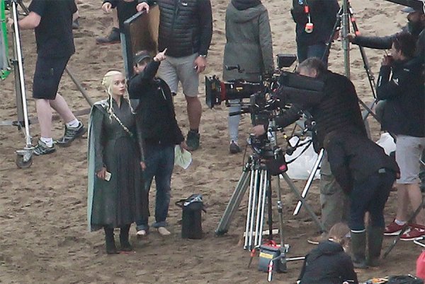 Эмилия Кларк на съёмках седьмого сезона "Игры престолов"