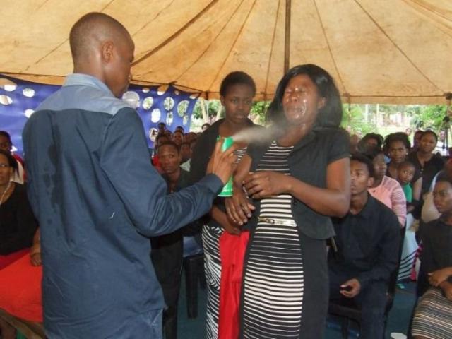 В ЮАР пастор «лечил» прихожан средством от насекомых