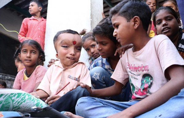 Индийцы поклоняются мальчику с огромной головой и считают его реинкарнацией Ганеши