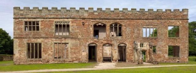 Современный дом в развалинах старого замка в Великобритании