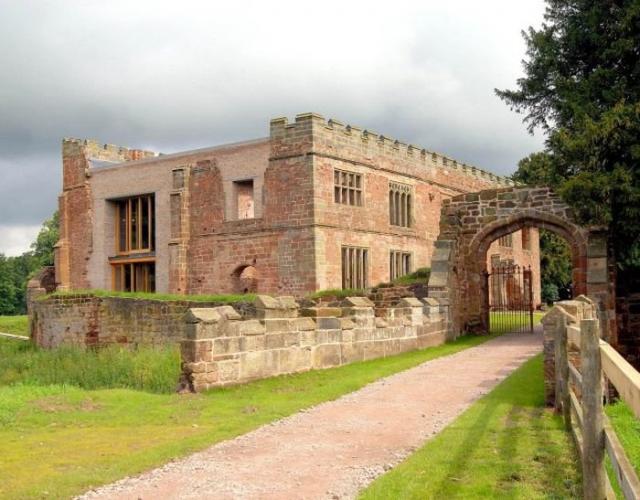 Современный дом в развалинах старого замка в Великобритании
