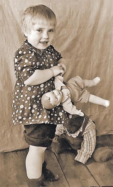 Знаменитости в детстве. Фото из домашних архивов