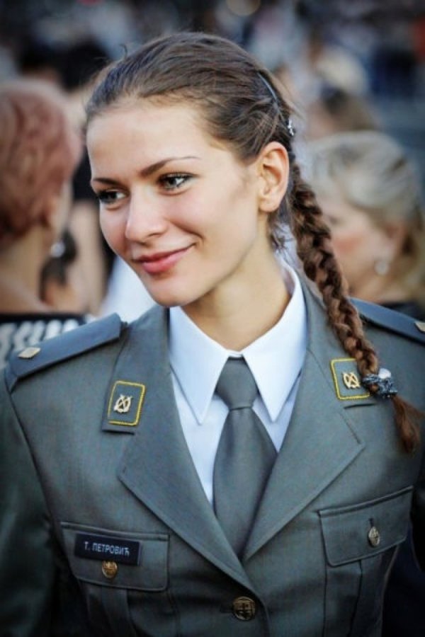 Сербские девушки в униформе