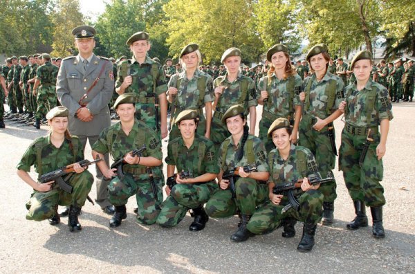 Сербские девушки в униформе