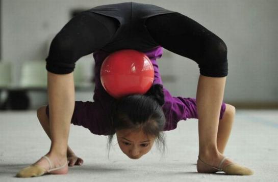 Девочек в китайской гимнастической школе гнут в бараний рог