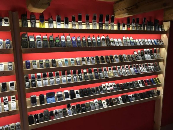Словацкий коллекционер открыл внушительный музей старых мобильных телефонов