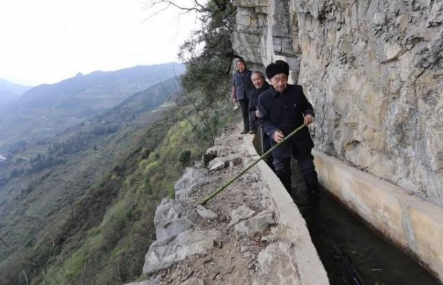 Пожилой китаец вырыл отдельный канал для родной деревни