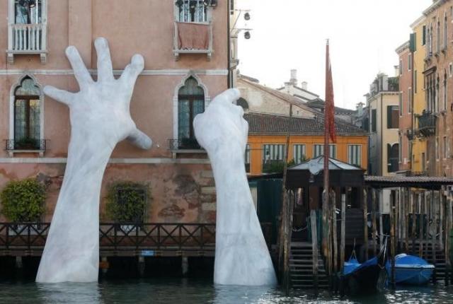 В Венеции появилась скульптура, представляющая собой торчащие из воды руки