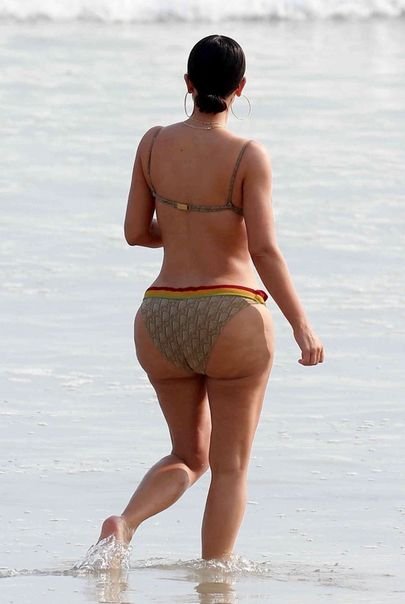 Ким Кардашьян на пляже в Мексике