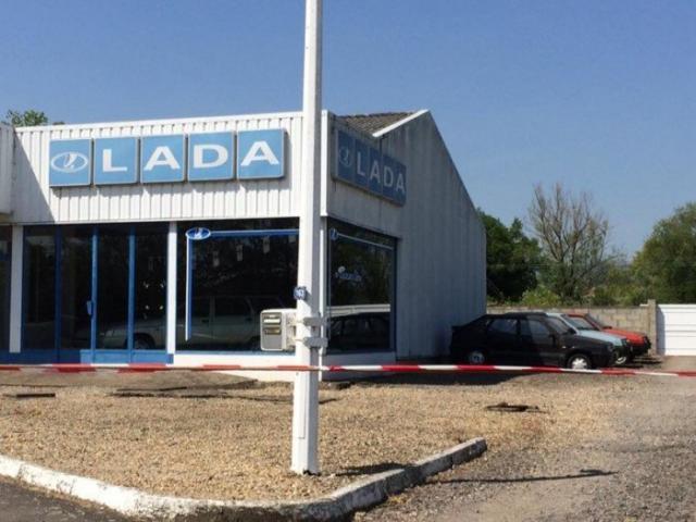 Во Франции нашли брошенный автосалон Lada с «девятками»