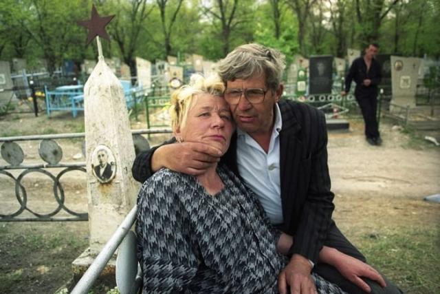 Традиция посещения кладбищ в фотопроекте Александра Чекменёва «Пасха»