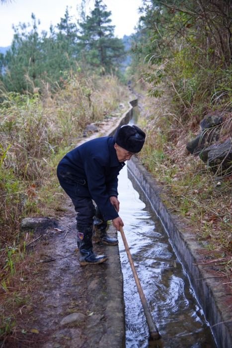 Пожилой китаец вырыл отдельный канал для родной деревни